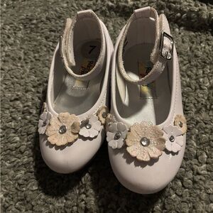 Kids White Floral Mary Jane Shoes